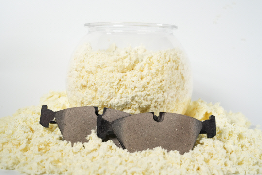 코오롱인더스트리의 아라미드 펄프와 자사 제품을 적용한 유기계 브레이크 패드. 코오롱인더스트리 제공.